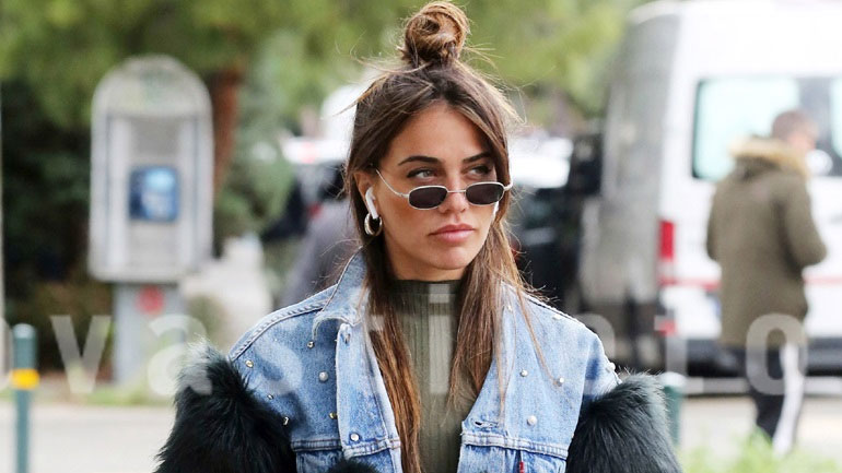 Κόνι Μεταξά: Χαλαρή βόλτα στην Γλυφάδα με άψογο look!