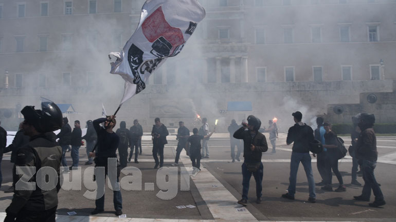 Με καπνογόνα έξω από τη Βουλή οι διανομείς φαγητού