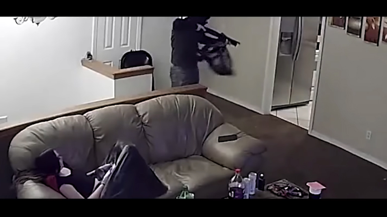 Ένοπλος ληστής μπαίνει στο λάθος σπίτι