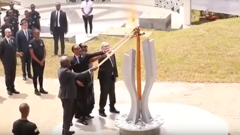 Ο Ζαν-Κλοντ Γιούνκερ παραλίγο να βάλει φωτιά στην πρώτη κυρία της Ρουάντα