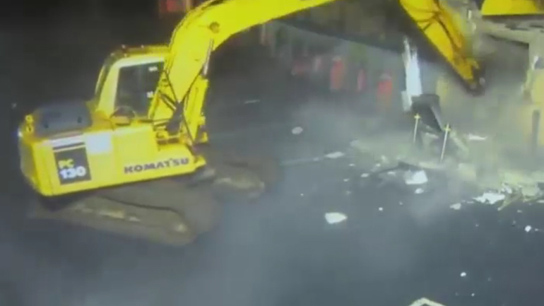 Έκλεψαν ATM με εκσκαφέα 