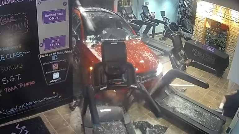 Μπήκε με το πολυτελές SUV μέσα στο γυμναστήριο!