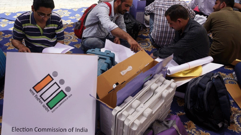 «Κάθε ψήφος μετράει» – Η Ινδία διεξάγει τις μεγαλύτερες εκλογές στην ιστορία