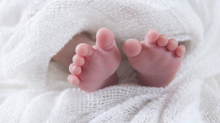 ΒΒC: Στην Ελλάδα γεννήθηκε μωρό με τρεις βιολογικούς γονείς