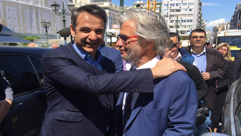 Ο Μητσοτάκης με τον υποψήφιο δήμαρχο Νίκο Βλαχάκο σε περιοδεία στον Πειραιά