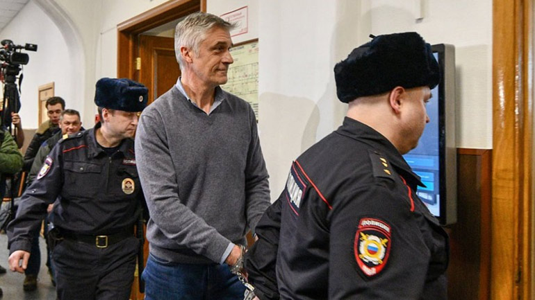 Ρωσία: Αποφυλακίσθηκε και τέθηκε σε κατ’ οίκον περιορισμό ο Αμερικανός επενδυτής Μάικλ Κάλβι