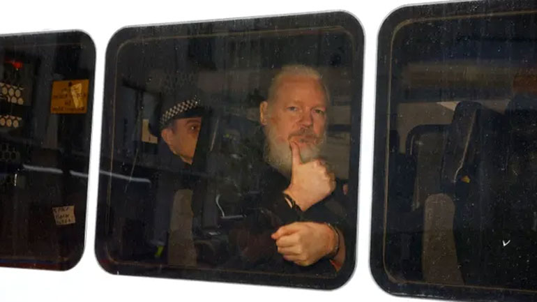 Κλίντον: Ο Ασάνζ πρέπει να λογοδοτήσει για όσα έκανε