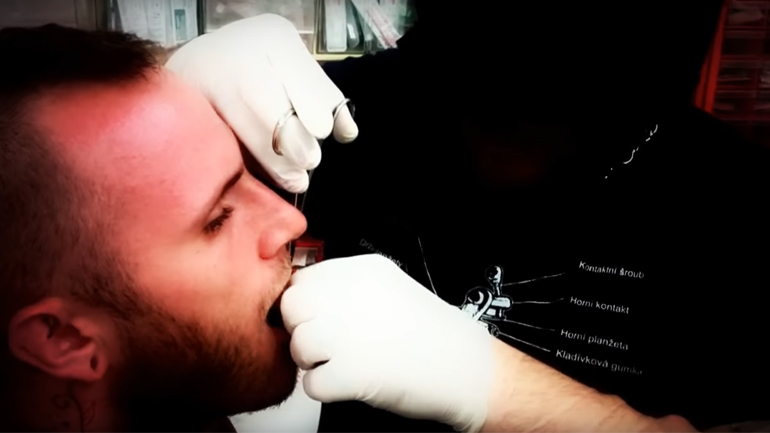 Έκανε τρύπα με δεμένα τα μάτια