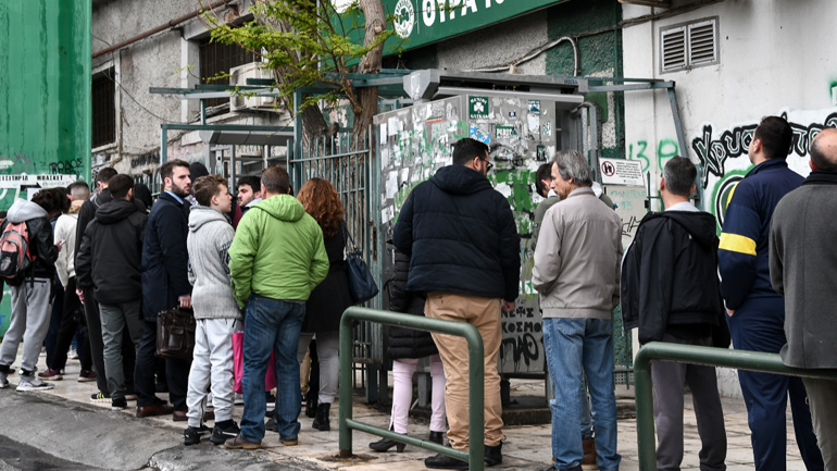 Ουρές στη βροχή για ένα εισιτήριο του αγώνα Παναθηναϊκός-Ρεάλ