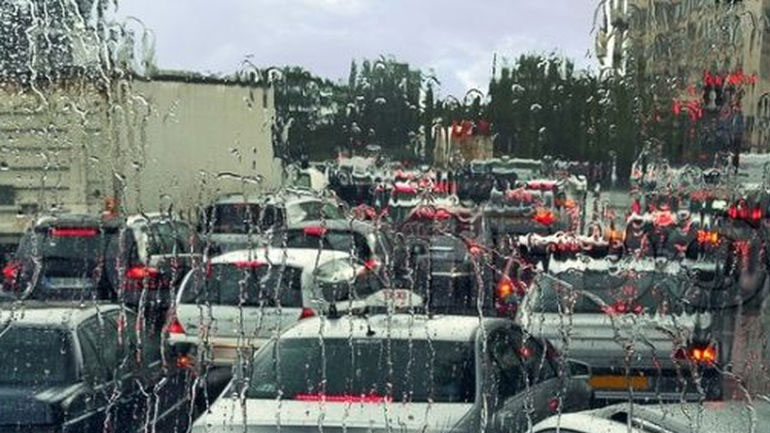 Κίνηση στους δρόμους της Αθήνας – Σοβαρά προβλήματα λόγω βροχής