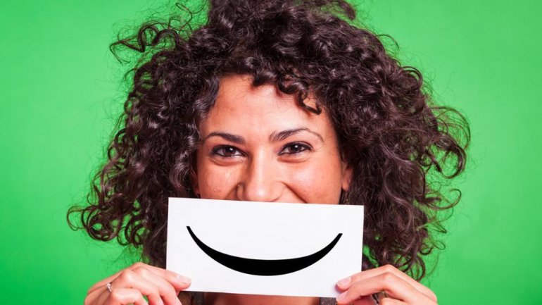 Το χαμόγελο πραγματικά μπορεί να μας κάνει πιο ευτυχισμένους