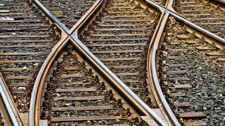 Κίνα: Τρένο εκτροχιάστηκε και έπεσε πάνω σε σπίτι – Έξι νεκροί