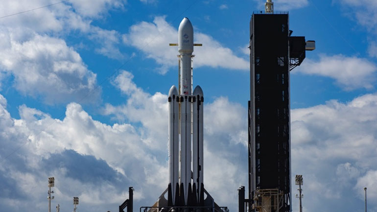 Έγινε η πρώτη εκτόξευση του Falcon Heavy, του ισχυρότερου πυραύλου στον κόσμο