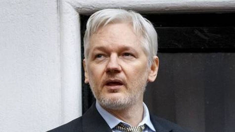 Η μητέρα του Τζούλιαν Ασάνζ μαζεύει υπογραφές για την αποφυλάκισή του