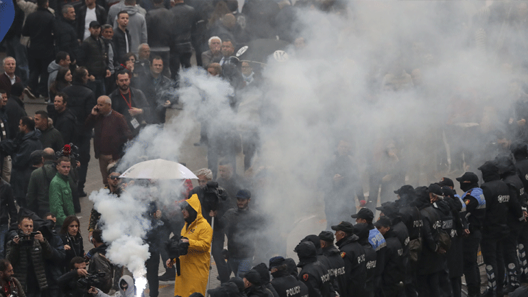 Αλβανία: Επεισόδια μεταξύ διαδηλωτών και αστυνομίας στα Τίρανα – Ζητούν παραίτηση Ράμα
