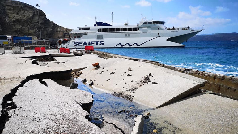Μεγάλες ζημιές στο λιμάνι της Σαντορίνης από την κακοκαιρία