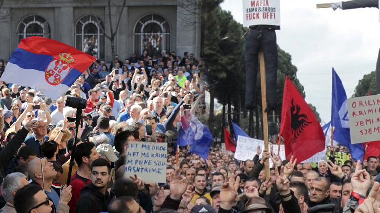 Ρεύμα ανατροπής σε Τίρανα και Βελιγράδι
