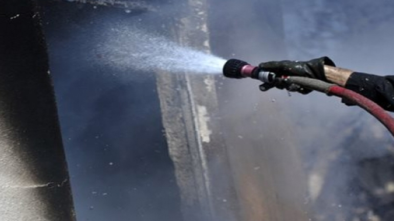 Καίγεται εγκαταλελειμμένη επιχείρηση στο Ηράκλειο