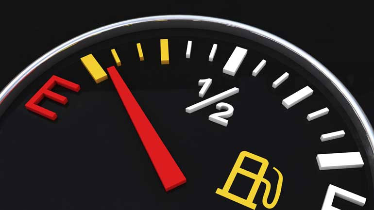 Γιατί δεν πρέπει να οδηγείτε με το λαμπάκι της βενζίνης αναμμένο