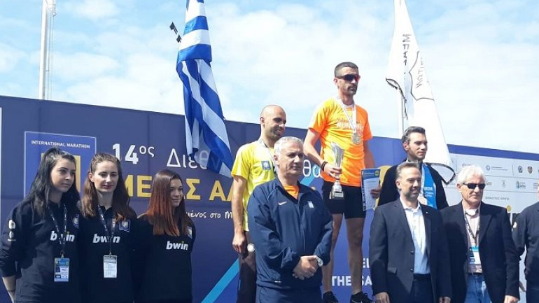 Η απονομή των μεταλλίων στους νικητές του 14ου Διεθνούς Μαραθωνίου “Μ. Αλέξανδρος”