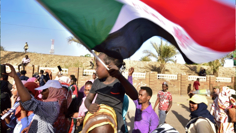Σουδάν: Χιλιάδες διαδηλωτές πραγματοποίησαν καθιστική διαμαρτυρία έξω από το αρχηγείο του στρατού