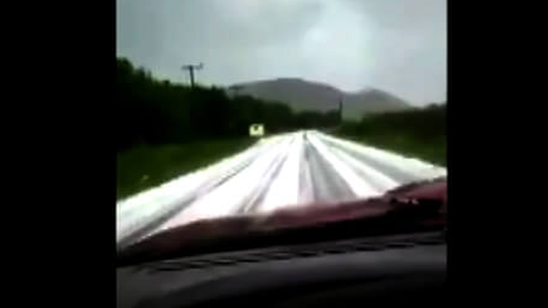 Το «έστρωσε» χαλάζι στα Τρίκαλα!