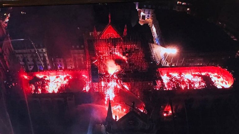 Πυρκαγιά στην Παναγία των Παρισίων: «Σοκαρισμένο» δηλώνει το Βατικανό