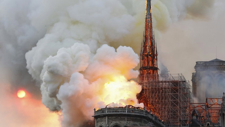 Πυρκαγιά στην Παναγία των Παρισίων: Κάτοικοι και τουρίστες παρακολουθούν την καταστροφή ενός μνημείου 1.000 ετών Πυρκαγιά στην Παναγία των Παρισίων: Κάτοικοι και τουρίστες παρακολουθούν την καταστροφή ενός μνημείου 1.000 ετών