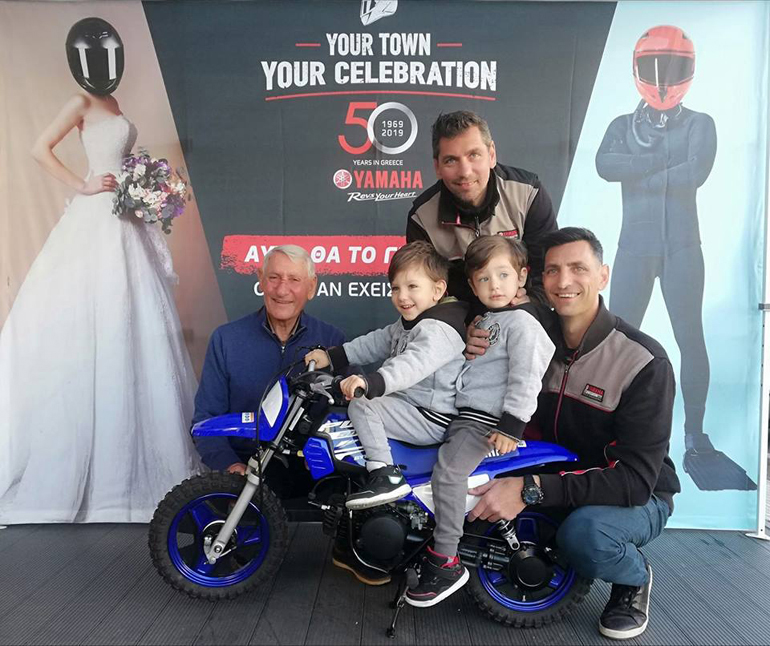 Παππούς, παιδιά, εγγόνια Μερεμετσάκη και... Yamaha 