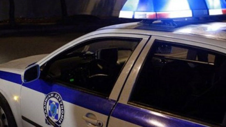 Επίθεση σε περιπολικό στον Πειραιά – Τραυματίστηκε ένας αστυνομικός