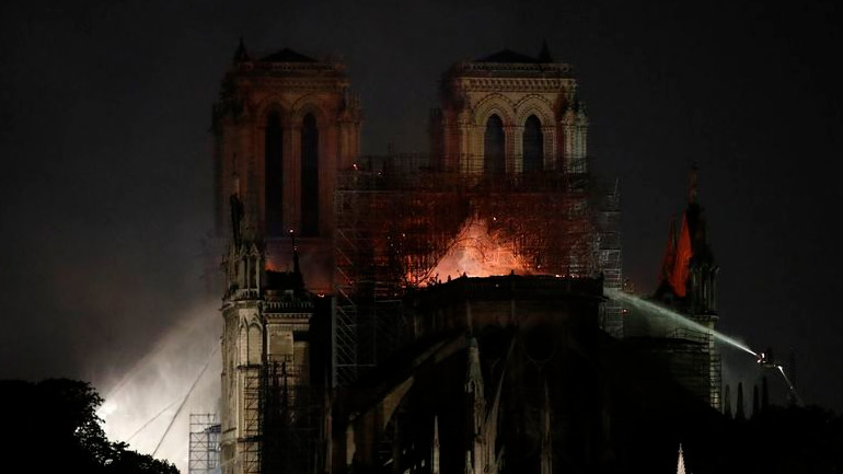 Παναγία των Παρισίων: Σώθηκε από ολική καταστροφή το οικοδόμημα του ναού