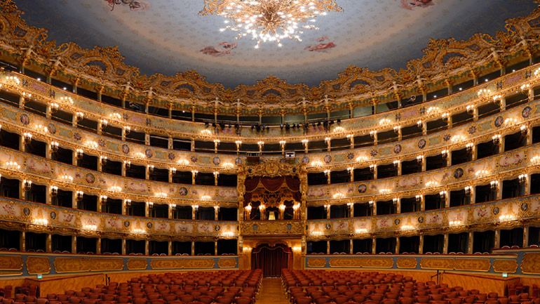 Πυρκαγιά στην Παναγία των Παρισίων: «Είμαστε μαζί σας», το μήνυμα του Teatro La Fenice