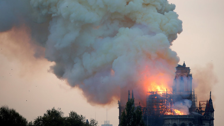 Πυρκαγιά στην Παναγία των Παρισίων: Οι φλόγες κατέστρεψαν μεγάλο μέρος του γοτθικού καθεδρικού ναού