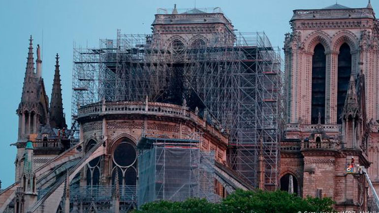 Ολονύχτια μάχη των πυροσβεστών με την πυρκαγιά στη Notre Dame