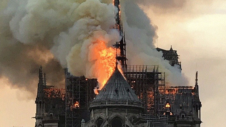 «Πιθανόν» σε ατύχημα οφείλεται η φωτιά στην Παναγία των Παρισίων