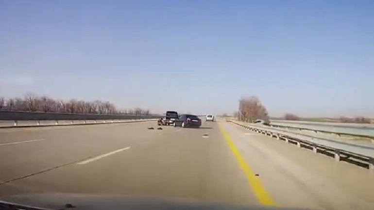 Προσπαθούσε να αλλάξει λάστιχο στη μέση ενός αυτοκινητόδρομου
