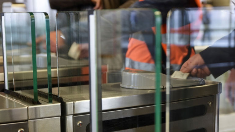 Κλειστές όλες οι πύλες στους σταθμούς μετρό και ηλεκτρικού – Αύξηση των εσόδων κατά 22% τον Φεβρουάριο