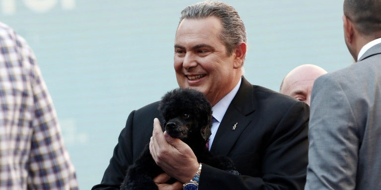 O Πάνος Καμμένος με το μαύρο κανίς που πρωταγωνιστεί στο νέο σποτ των ΑΝΕΛ