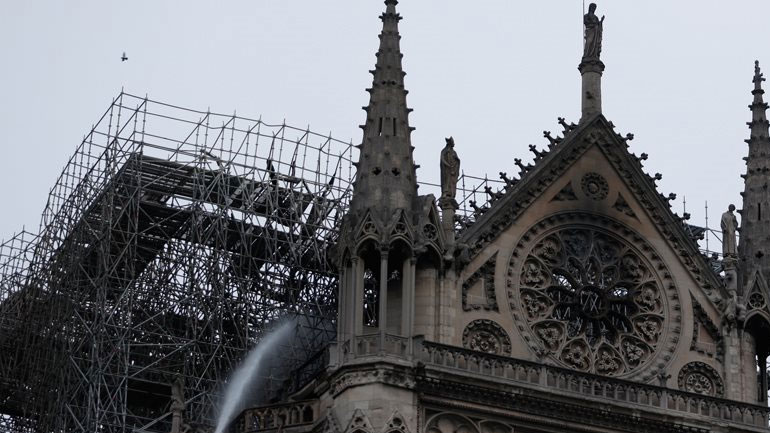 Τα μεγάλα έργα ζωγραφικής της Παναγίας των Παρισίων θα μεταφερθούν στο Λούβρο