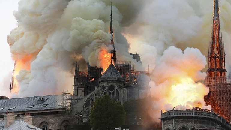 Στις φλόγες η Παναγία των Παρισίων 