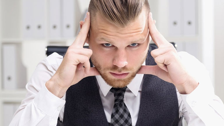 Ο κίνδυνος για όσους πιέζονται να χαμογελάσουν στην εργασία τους