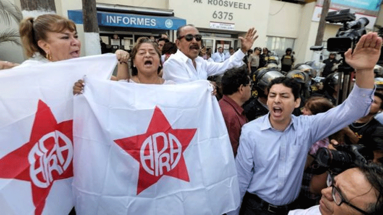 Υποστηρικτές του Άλαν Γκαρσία έξω από το νοσοκομείο