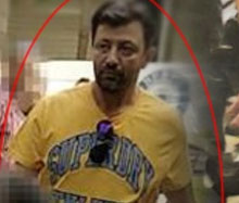 Ο άνδρας με το κίτρινο μπλουζάκι