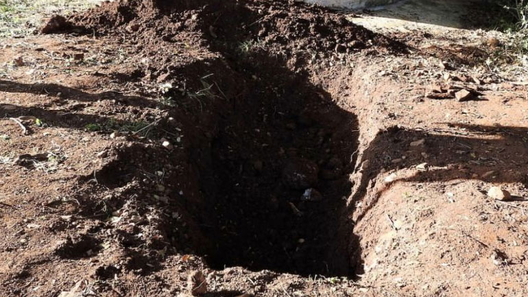 Επίδοξοι χρυσοθήρες έσκαψαν σε ναό για να βρουν λίρες Επίδοξοι χρυσοθήρες έσκαψαν σε ναό για να βρουν λίρες