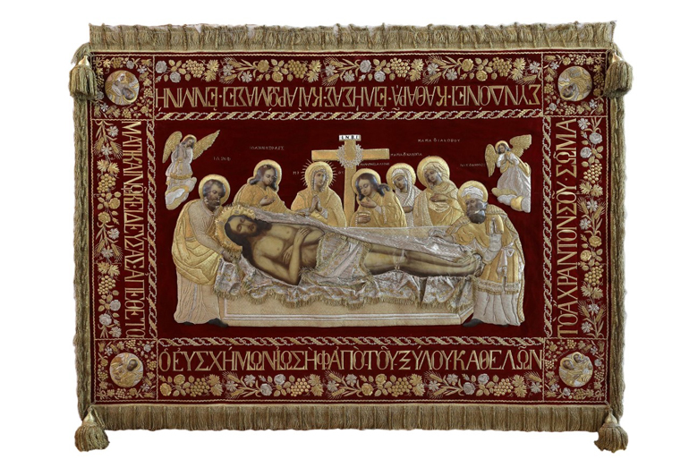 Κεντητός επιτάφιος, μέσα 19ου αιώνα. Συνδυάζει ζωγραφική σε μουσαμά, για τα πρόσωπα και τα γυμνά μέρη του σώματος, και κεντήματος, για τα ενδύματα και τα αντικείμενα. Αποδίδεται σε εργαστήριο της Κωνσταντινούπολης