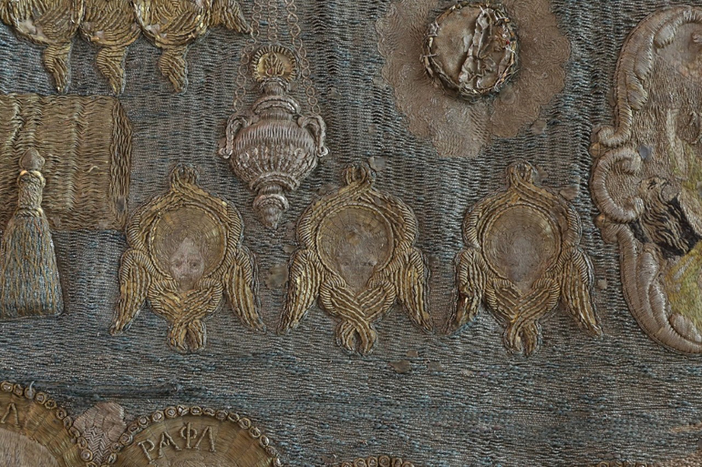 Λεπτομέρεια κεντητού επιταφίου (1816), όπου διακρίνονται αγγελικές δυνάμεις. Αποδίδεται σε εργαστήριο της Βιέννης