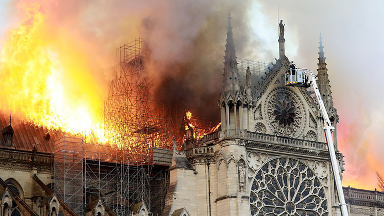 Σύλλογος Ελλήνων αρχαιολόγων για την Παναγία των Παρισίων: Να αφυπνίσουν τα κράτη οι φλόγες που τύλιξαν το κορυφαίο μνημείο