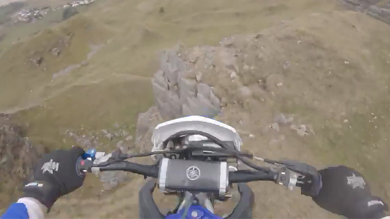 Εντουράς πέφτει σε γκρεμό! Εντουράς πέφτει σε γκρεμό!