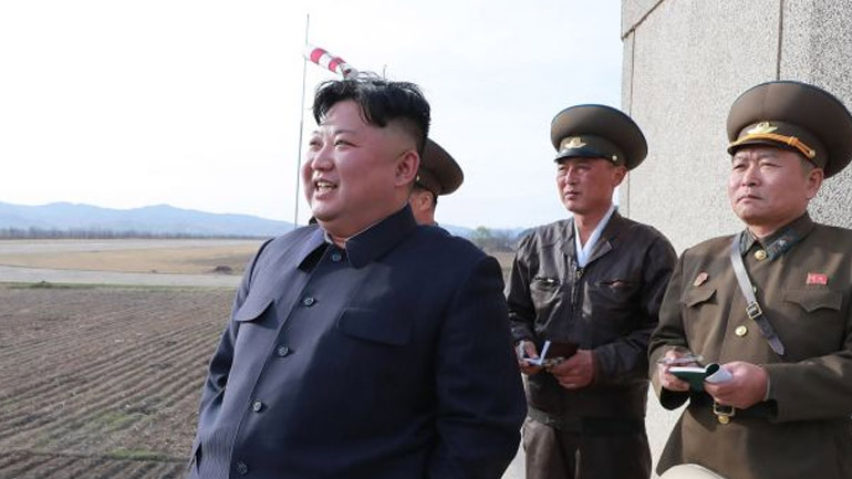 Βόρεια Κορέα: Ο Κιμ Γιονγκ Ουν επέβλεψε δοκιμή νέου τακτικού κατευθυνόμενου όπλου