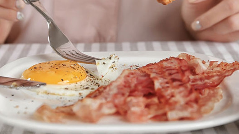 Πώς συνδέεται η κατανάλωση μπέικον με τον καρκίνο